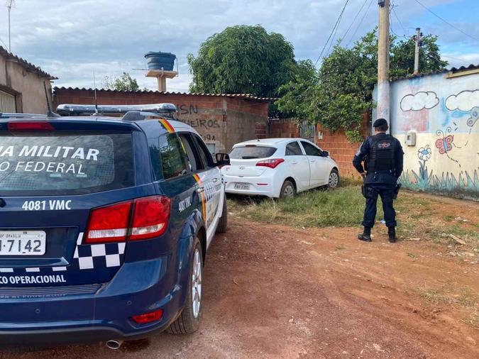 Na mesma rua onde a vítima foi deixada pelos assaltantes, os policiais avistaram dois homens saindo de um HB20 e apreenderam a dupla (foto: PMDF/Divulgação) Na mesma rua onde a vítima foi deixada pelos assaltantes, os policiais avistaram dois homens saindo de um HB20 e apreenderam a dupla (foto: PMDF/Divulgação)