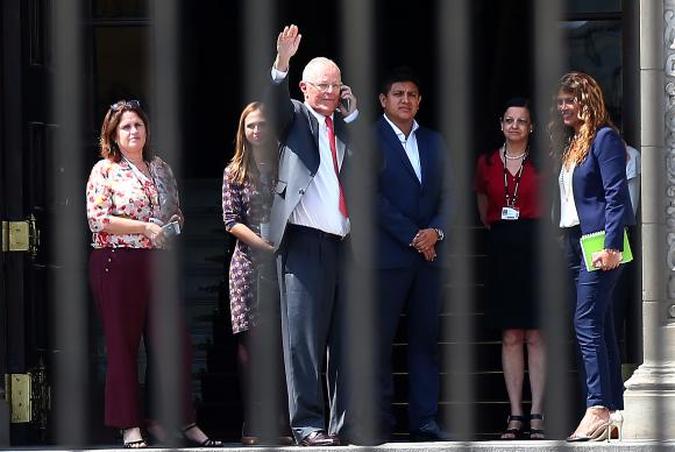 Na quarta-feira, o ex-presidente Pedro Pablo Kuczynski se despede dos funcionários ao deixar o Palácio do governo peruano(foto: EFE/Ernesto Arias/Direitos Reservados) Na quarta-feira, o ex-presidente Pedro Pablo Kuczynski se despede dos funcionários ao deixar o Palácio do governo peruano(foto: EFE/Ernesto Arias/Direitos Reservados)