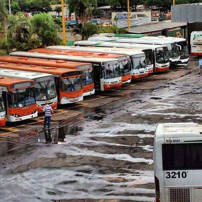 Com a obrigação de manter pelo menos 350 ônibus em operação, as permissionárias têm se valido de menos de 200, muitos em condições precárias(foto: Breno Fortes/CB/D.A Press) Com a obrigação de manter pelo menos 350 ônibus em operação, as permissionárias têm se valido de menos de 200, muitos em condições precárias(foto: Breno Fortes/CB/D.A Press)