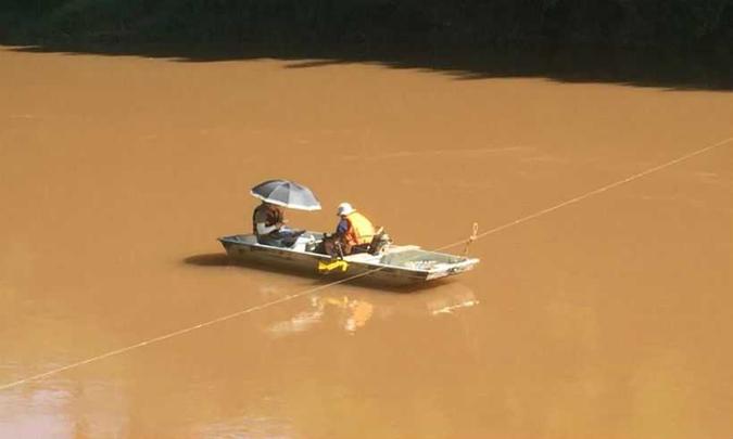 Técnicos da ANA acompanham a movimentação do rejeito pelo Rio Paraopeba (foto: Edesio Ferreira/EM/D.A.Press) Técnicos da ANA acompanham a movimentação do rejeito pelo Rio Paraopeba (foto: Edesio Ferreira/EM/D.A.Press)