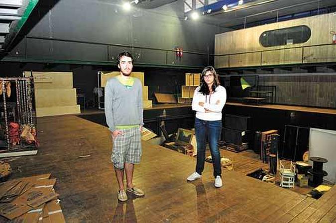Os estudantes Caio Sigmaringa e Natália Roncador no tablado do teatro Helena Barcelos: espaço interditado desde 2011 por causa de inundações(foto: Ed Alves/CB/D.A Press) Os estudantes Caio Sigmaringa e Natália Roncador no tablado do teatro Helena Barcelos: espaço interditado desde 2011 por causa de inundações(foto: Ed Alves/CB/D.A Press)