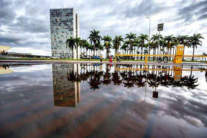 A temperatura desta sexta-feira (13/12) pode chegar aos 29ºC ao longo do dia. A umidade segue elevada, com variação máxima de 95% a 50%.(foto: Ed Alves/CB/D.A Press) A temperatura desta sexta-feira (13/12) pode chegar aos 29ºC ao longo do dia. A umidade segue elevada, com variação máxima de 95% a 50%.(foto: Ed Alves/CB/D.A Press)