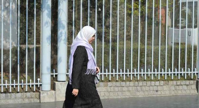 O hijab é uma vestimenta tradicional da religião muçulmana: resolução proíbe qualquer objeto que cubra as orelhas na foto oficial da CNH(foto: Miguel Medina/AFP) O hijab é uma vestimenta tradicional da religião muçulmana: resolução proíbe qualquer objeto que cubra as orelhas na foto oficial da CNH(foto: Miguel Medina/AFP)
