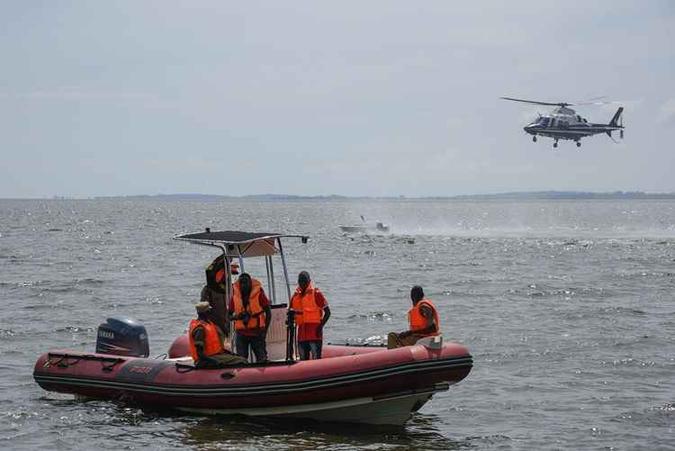 Dezenas de pessoas foram resgatadas durante a madrugada, mas ainda havia muitos desaparecidos(foto: Isaac Kasamani / AFP) Dezenas de pessoas foram resgatadas durante a madrugada, mas ainda havia muitos desaparecidos(foto: Isaac Kasamani / AFP)