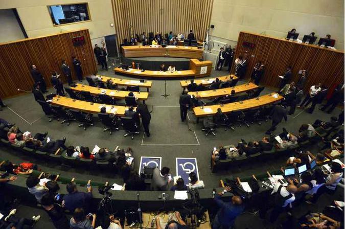 Plenário da Câmara Legislativa: parlamentares marcam presença, mas não permanecem no local para as votações em pauta (foto: Marcelo Ferreira/CB/D.A Press ) Plenário da Câmara Legislativa: parlamentares marcam presença, mas não permanecem no local para as votações em pauta (foto: Marcelo Ferreira/CB/D.A Press )