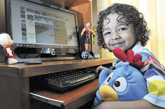 Fã da Galinha Pintadinha, Rafael, 3 anos, é capaz de encontrar sozinho vídeos do personagem na internet: Fã da Galinha Pintadinha, Rafael, 3 anos, é capaz de encontrar sozinho vídeos do personagem na internet: