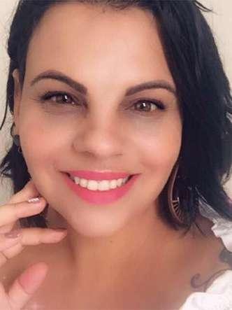 Milena era fisioterapeuta e cantora. Ela deixa cinco filhas (foto: Reprodução da internet/Facebook) Milena era fisioterapeuta e cantora. Ela deixa cinco filhas (foto: Reprodução da internet/Facebook)