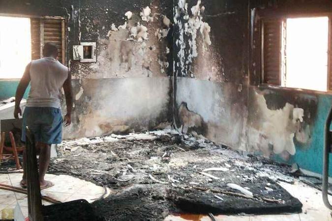 Vizinhos tentaram ajudar, mas não conseguiram apagar o fogo em Santo Antônio do Descoberto (GO)(foto: Reprodução/WhatsApp) Vizinhos tentaram ajudar, mas não conseguiram apagar o fogo em Santo Antônio do Descoberto (GO)(foto: Reprodução/WhatsApp)