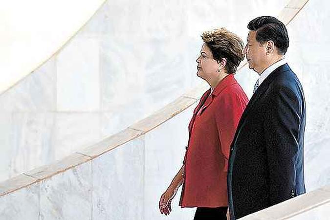 Dilma e Jinping assinaram 32 atos governamentais e empresariais ontem(foto: Evaristo Sa/AFP) Dilma e Jinping assinaram 32 atos governamentais e empresariais ontem(foto: Evaristo Sa/AFP)