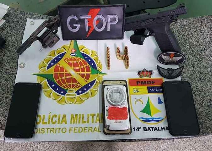 Os policiais localizaram no veículo uma arma 9mm com 16 munições intactas e um revólver calibre 32 Taurus, com numeração suprimida e três munições(foto: Divulgação PMDF) Os policiais localizaram no veículo uma arma 9mm com 16 munições intactas e um revólver calibre 32 Taurus, com numeração suprimida e três munições(foto: Divulgação PMDF)