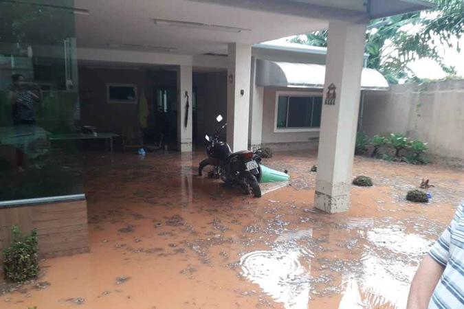 Casa na rua 3 em Vicente Pires ficou completamente inundada. Bombeiros foram chamados pois havia risco de choque elétrico(foto: Arquivo Pessoal) Casa na rua 3 em Vicente Pires ficou completamente inundada. Bombeiros foram chamados pois havia risco de choque elétrico(foto: Arquivo Pessoal)