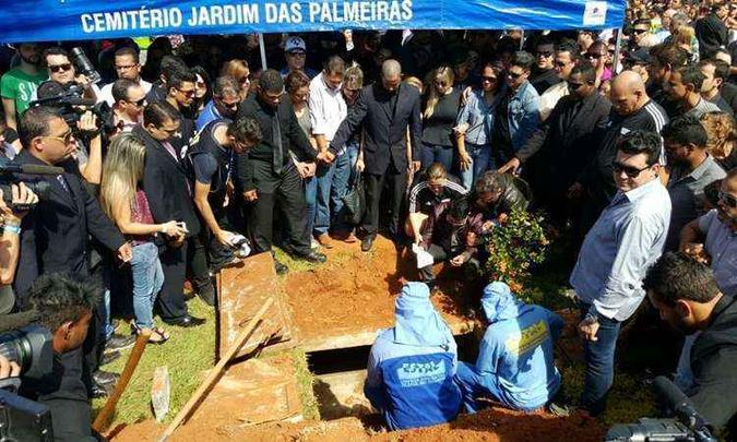 Funcionários do cemitério cobrem caixão: pai do cantor acompanhou cerimônia até o final(foto: Breno Fortes/CB/DA Press) Funcionários do cemitério cobrem caixão: pai do cantor acompanhou cerimônia até o final(foto: Breno Fortes/CB/DA Press)
