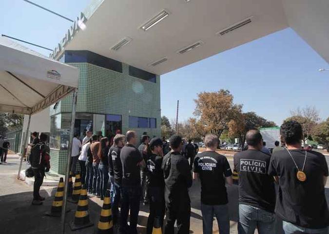 Policias Civis realizaram manifestação e fecharam o acesso ao prédio da PCDF.(foto: Divulgação PCDF.) Policias Civis realizaram manifestação e fecharam o acesso ao prédio da PCDF.(foto: Divulgação PCDF.)