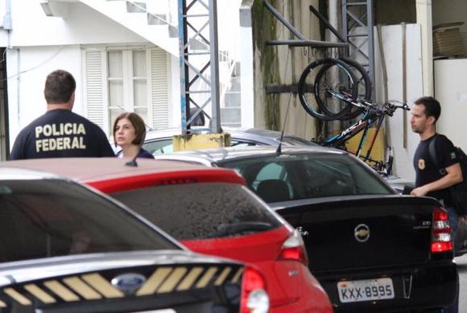 Por determinação da Justiça Eleitoral de Campos, Rosinha deixou o presídio feminino Nilza da Silva Santos, em Campos dos Goytacazes, no final da tarde de ontem(foto: Phelipe Soares/NF Notícias/Agência Brasil) Por determinação da Justiça Eleitoral de Campos, Rosinha deixou o presídio feminino Nilza da Silva Santos, em Campos dos Goytacazes, no final da tarde de ontem(foto: Phelipe Soares/NF Notícias/Agência Brasil)