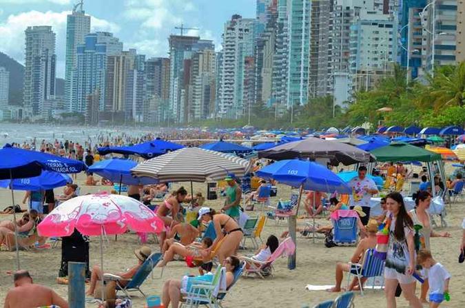 Com a praia lotada, prevenir é sempre a melhor atitude para evitar traumas ou problemas ainda mais graves (foto: Lucio Rila/Estadão Conteúdo) Com a praia lotada, prevenir é sempre a melhor atitude para evitar traumas ou problemas ainda mais graves (foto: Lucio Rila/Estadão Conteúdo)