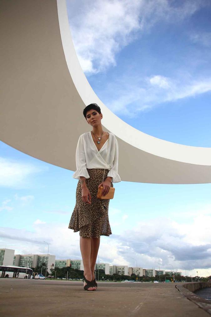 Blusa (R$ 198,90), saia (R$ 229,90) e bolsa (R$ 298,90), da Basic Collection Sandália (R$ 169,90), da Belluno Colar Thais Fread (R$ 129), disponível em Nós - Mercado Criativo Iguatemi Para compor um visual clássico, a camisa branca veio acompanhada de uma saia midi, mistura que funciona em vários ambientes %u2014 do local de trabalho a um jantar. Dá para combinar um look tradicional com uma tendência: o animal print está estampando as vitrines de marcas e desfiles mundo afora. Blusa (R$ 198,90), saia (R$ 229,90) e bolsa (R$ 298,90), da Basic Collection Sandália (R$ 169,90), da Belluno Colar Thais Fread (R$ 129), disponível em Nós - Mercado Criativo Iguatemi Para compor um visual clássico, a camisa branca veio acompanhada de uma saia midi, mistura que funciona em vários ambientes %u2014 do local de trabalho a um jantar. Dá para combinar um look tradicional com uma tendência: o animal print está estampando as vitrines de marcas e desfiles mundo afora.