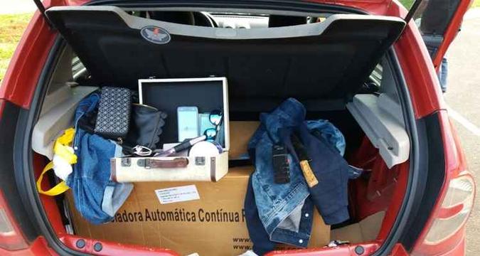 Carro e objetos recuperados pela polícia nesta terça-feira após perseguição em Águas Claras(foto: Divulgação/PMDF) Carro e objetos recuperados pela polícia nesta terça-feira após perseguição em Águas Claras(foto: Divulgação/PMDF)