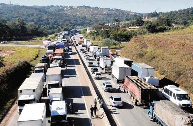Caminhões parados na BR-262 na semana passada, quando começou a greve: mais de uma semana de protestos que mergulharam a economia brasileira na insegurança(foto: Paulo Filgueiras/EM/D.A Press - 21/5/18) Caminhões parados na BR-262 na semana passada, quando começou a greve: mais de uma semana de protestos que mergulharam a economia brasileira na insegurança(foto: Paulo Filgueiras/EM/D.A Press - 21/5/18)
