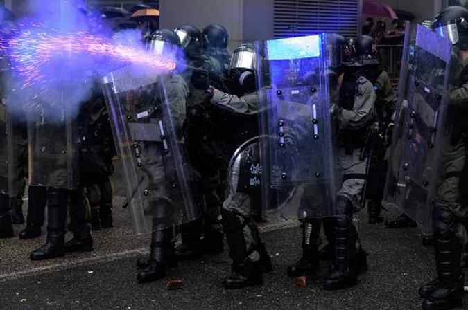 Polícia dispara gás lacrimogêneo durante um protesto no distrito de Tsuen Wan, em Hong Kong.(foto: Philip Fong/AFP) Polícia dispara gás lacrimogêneo durante um protesto no distrito de Tsuen Wan, em Hong Kong.(foto: Philip Fong/AFP)