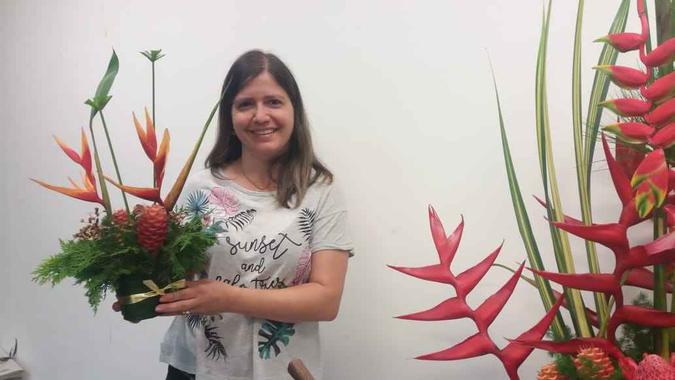 A empresária Letícia Queiroz participou da oficina de produção de arranjos florais com flores tropicais (foto: Jéssica Eufrásio/CB/D.A Press) A empresária Letícia Queiroz participou da oficina de produção de arranjos florais com flores tropicais (foto: Jéssica Eufrásio/CB/D.A Press)