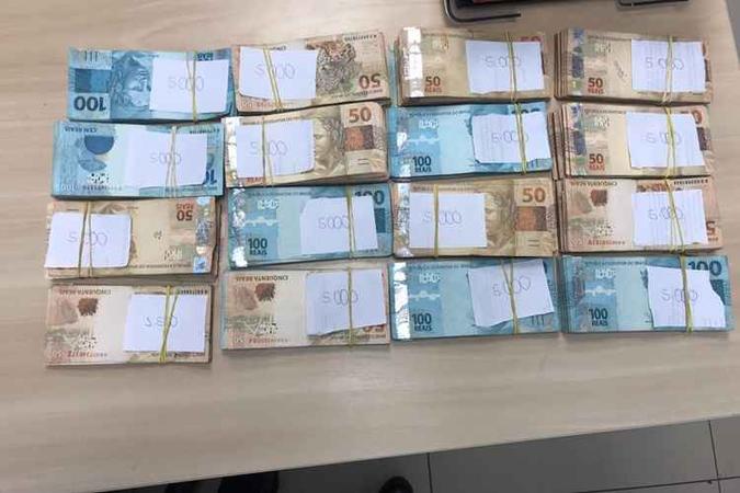 Policiais apreenderam R$ 76 mil em dinheiro escondidos em fundo falso de uma Pajero(foto: Polícia Civil/Divulgação) Policiais apreenderam R$ 76 mil em dinheiro escondidos em fundo falso de uma Pajero(foto: Polícia Civil/Divulgação)