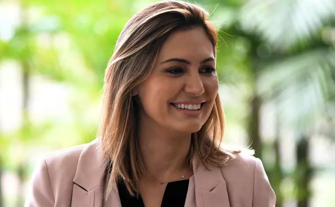A futura primeira-dama do Brasil, Michelle Bolsonaro, não divulgou detalhes sobre o vestido que usará na posse presidencial, mas estilista revela ser A futura primeira-dama do Brasil, Michelle Bolsonaro, não divulgou detalhes sobre o vestido que usará na posse presidencial, mas estilista revela ser