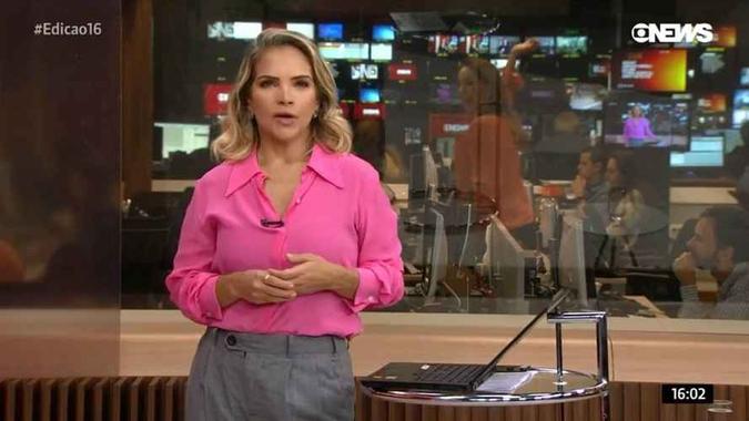 Maria Beltrão apareceu dançando ao fundo(foto: GloboNews/ Reprodução) Maria Beltrão apareceu dançando ao fundo(foto: GloboNews/ Reprodução)