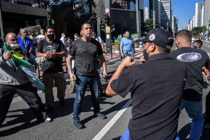 No domingo, houve brigas, na Paulista, de grupos pró e contra governo(foto: AFP / NELSON ALMEIDA) No domingo, houve brigas, na Paulista, de grupos pró e contra governo(foto: AFP / NELSON ALMEIDA)