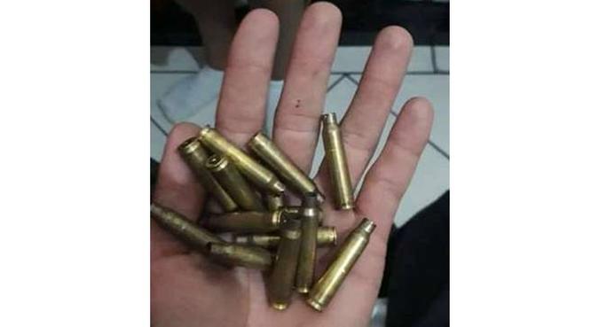 Cápsulas encontradas depois dos tiros disparados mostram poder de fogo dos assaltantes(foto: Reprodução da Internet/WhatsApp)) Cápsulas encontradas depois dos tiros disparados mostram poder de fogo dos assaltantes(foto: Reprodução da Internet/WhatsApp))