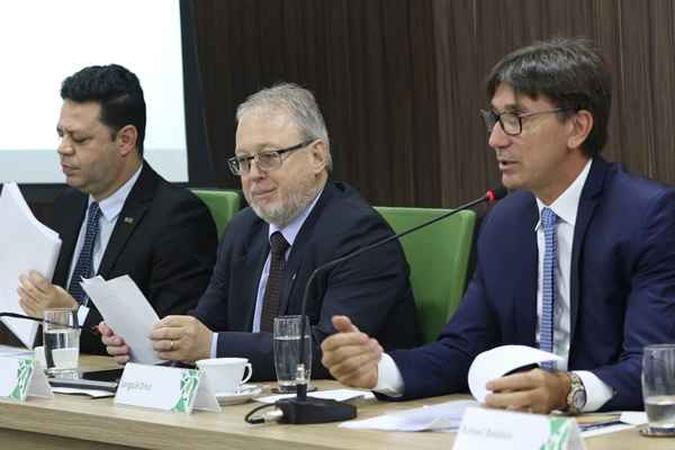 Vicente de Paula Almeida Júnior, diretor de políticas e programas de graduação da SESu/MEC, Paulo Barone, secretário de Educação Superior (SESu/MEC) e Janguiê Diniz, presidente da ABMES, discutem perspectivas do Fies. (foto: Augusto Coelho/ABMES ) Vicente de Paula Almeida Júnior, diretor de políticas e programas de graduação da SESu/MEC, Paulo Barone, secretário de Educação Superior (SESu/MEC) e Janguiê Diniz, presidente da ABMES, discutem perspectivas do Fies. (foto: Augusto Coelho/ABMES )