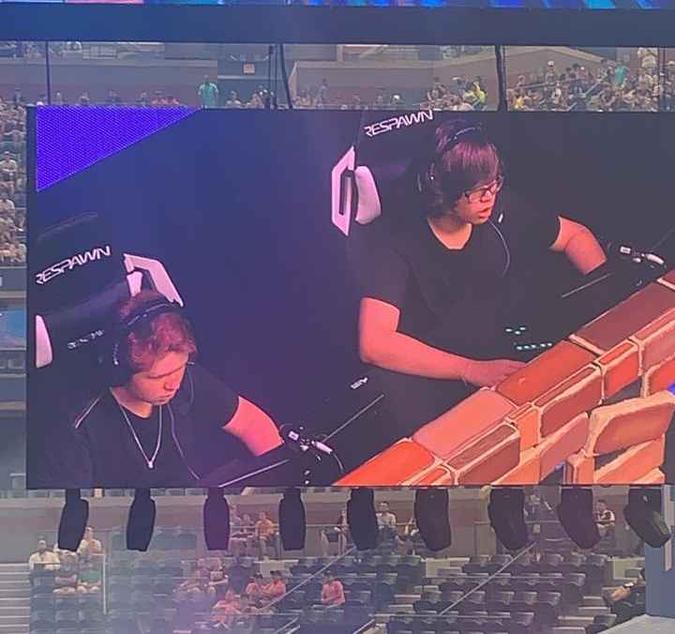 Gustavo (E) e Caio durante a etapa final da Copa do Mundo de Fornite(foto: Arquivo Pessoal) Gustavo (E) e Caio durante a etapa final da Copa do Mundo de Fornite(foto: Arquivo Pessoal)