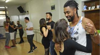 Adepto do zouk, Marvin (à frente) fez uma aula experimental de kizomba e se identificou de cara: Adepto do zouk, Marvin (à frente) fez uma aula experimental de kizomba e se identificou de cara: