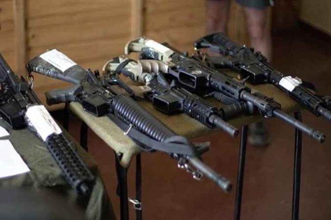 PM recebe 10 fuzis e uma espingarda apreendida em operação de 2018(foto: Polícia Militar/Divulgação) PM recebe 10 fuzis e uma espingarda apreendida em operação de 2018(foto: Polícia Militar/Divulgação)