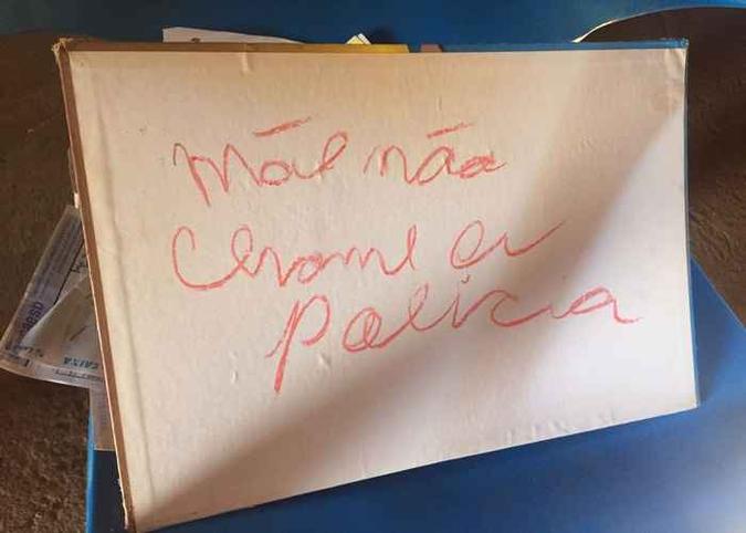 Recado que o filho deixou para a mãe em um pedaço de papelão após matar o sobrinho(foto: Divulgação PMDF.) Recado que o filho deixou para a mãe em um pedaço de papelão após matar o sobrinho(foto: Divulgação PMDF.)