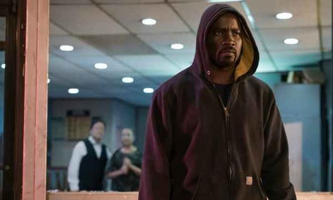 Mike Colter interpreta Luke Cage, que enfrenta violência policial, tráfico de drogas e gangues no Harlem(foto: Netflix/Divulgação) Mike Colter interpreta Luke Cage, que enfrenta violência policial, tráfico de drogas e gangues no Harlem(foto: Netflix/Divulgação)