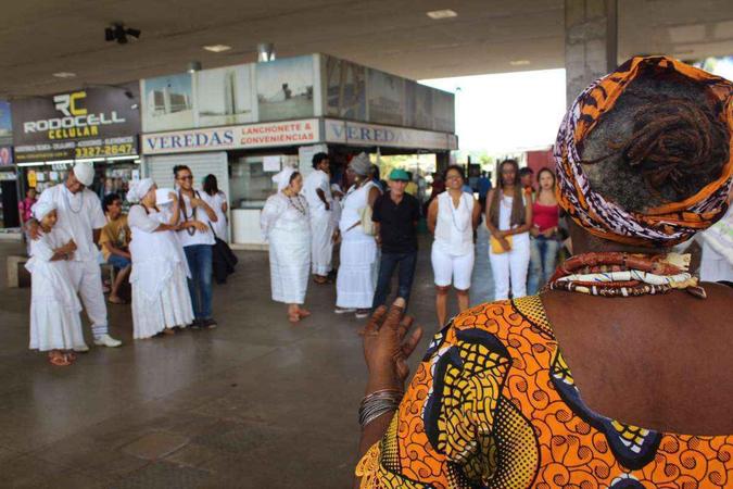 Cerca de 50 pessoas participaram do ato na rodoviária(foto: Divulgação/Tatiane Duarte) Cerca de 50 pessoas participaram do ato na rodoviária(foto: Divulgação/Tatiane Duarte)