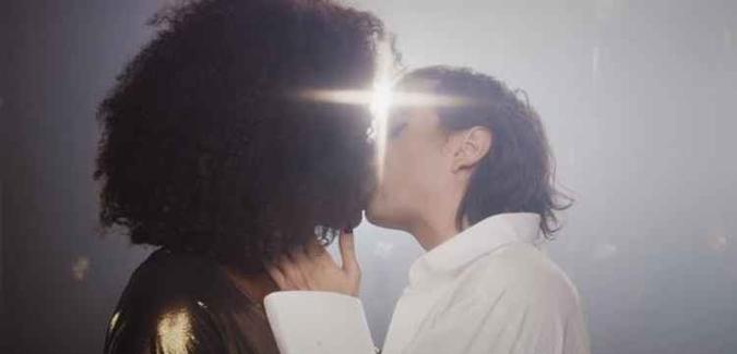 Assim como na capa do single, o clipe termina com um beijo entre Liniker e Johnny Hooker(foto: Reprodução/Youtube) Assim como na capa do single, o clipe termina com um beijo entre Liniker e Johnny Hooker(foto: Reprodução/Youtube)
