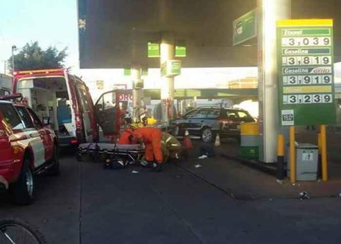 Corpo de Bombeiros atende vítima de AVC que perdeu o controle do carro e bateu em bomba de gasolina no posto de BR de Santa Maria(foto: CBMDF/Divulgação) Corpo de Bombeiros atende vítima de AVC que perdeu o controle do carro e bateu em bomba de gasolina no posto de BR de Santa Maria(foto: CBMDF/Divulgação)