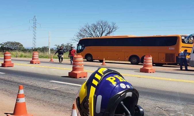 O ônibus foi retido na unidade operacional de Cristalina (GO) e só será liberado após a regularização completa(foto: Divulgação/PRF) O ônibus foi retido na unidade operacional de Cristalina (GO) e só será liberado após a regularização completa(foto: Divulgação/PRF)
