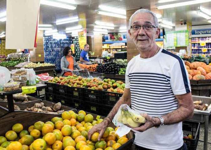 Para Antônio Lustosa, pesquisar preços é a receita para identificar os itens que se encaixam melhor no bolso (foto: Arthur Menescal/Esp. CB/D.A Press ) Para Antônio Lustosa, pesquisar preços é a receita para identificar os itens que se encaixam melhor no bolso (foto: Arthur Menescal/Esp. CB/D.A Press )