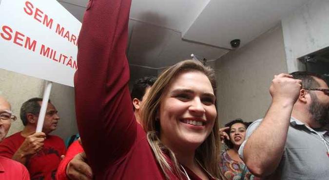 Enquanto a militância fazia festa em torno de Marília, o senador Humberto Costa afirmou que a decisão do diretório de Pernambuco dificilmente será validada pela cúpula naciona(foto: Nando Chiappetta/DP) Enquanto a militância fazia festa em torno de Marília, o senador Humberto Costa afirmou que a decisão do diretório de Pernambuco dificilmente será validada pela cúpula naciona(foto: Nando Chiappetta/DP)