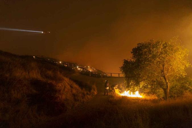As autoridades ordenaram que 1.900 casas na área fossem evacuadas(foto: David Mcnew / AFP) As autoridades ordenaram que 1.900 casas na área fossem evacuadas(foto: David Mcnew / AFP)
