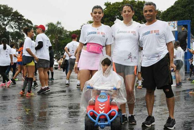 Corrida em fam&iacute;lia: Evelyn Barbosa com o filho , a m&atilde;e e o padrasto(foto: Ed Alves/CB/D.A Press)
