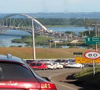 Um acidente próximo ao Centro de Convenções Banco do Brasil (CCBB) causou lentidão na Ponte JK(foto: Aida Rodrigues) Um acidente próximo ao Centro de Convenções Banco do Brasil (CCBB) causou lentidão na Ponte JK(foto: Aida Rodrigues)
