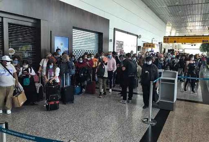 Passageiros estrangeiros em processo de repatriação devido à nova pandemia de coronavírus Covid-19, mais da metade deles de nacionalidade francesa, enquanto permanecem presos no aeroporto de Guayaquil no Equador em abril 8 de 2020, depois que o avião da Air Europa que os levaria para a França relatou um fracasso.(foto: Manuela PICQ / AFP) Passageiros estrangeiros em processo de repatriação devido à nova pandemia de coronavírus Covid-19, mais da metade deles de nacionalidade francesa, enquanto permanecem presos no aeroporto de Guayaquil no Equador em abril 8 de 2020, depois que o avião da Air Europa que os levaria para a França relatou um fracasso.(foto: Manuela PICQ / AFP)