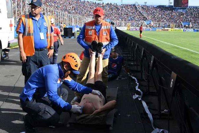 O incidente foi registrado quando começava o jogo no estádio Nacional, que tem capacidade para 35 mil torcedores(foto: AFP / ORLANDO SIERRA) O incidente foi registrado quando começava o jogo no estádio Nacional, que tem capacidade para 35 mil torcedores(foto: AFP / ORLANDO SIERRA)