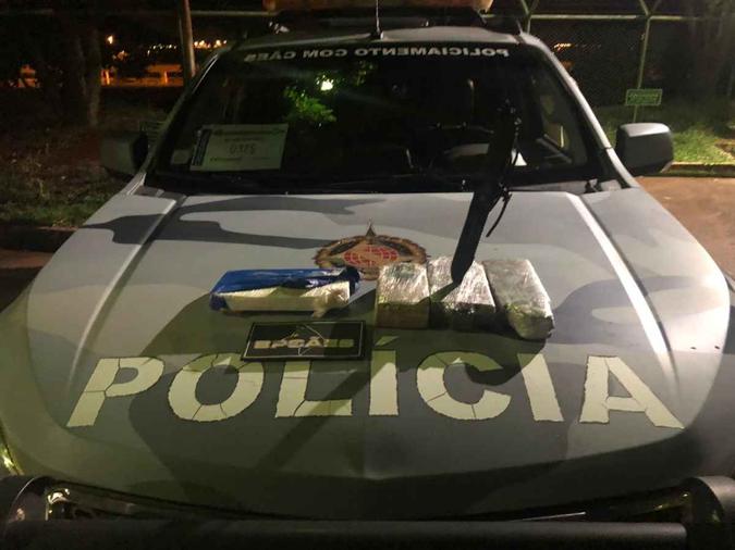 Droga foi farejada dentro de bagagem de passageiro na Rodoviária Interestadual(foto: Divulgação/PMDF) Droga foi farejada dentro de bagagem de passageiro na Rodoviária Interestadual(foto: Divulgação/PMDF)