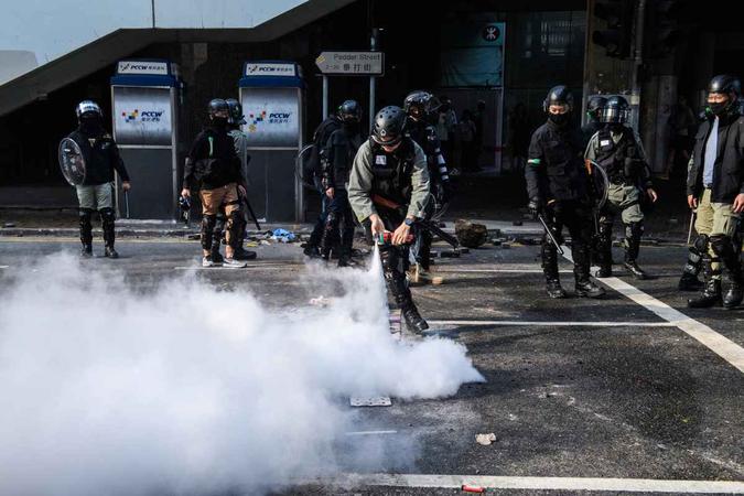 Manifestantes e a polícia se enfrentavam em diferentes campi universitários (foto: Anthony Wallance / AFP) Manifestantes e a polícia se enfrentavam em diferentes campi universitários (foto: Anthony Wallance / AFP)