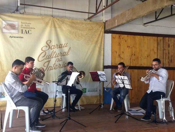 Registro do grupo Quinteto Brasília Brass na 39ª edição do sarau, que ocorreu na última quarta-feira (20/12)(foto: Divulgação/SarauCulturalNoInterior) Registro do grupo Quinteto Brasília Brass na 39ª edição do sarau, que ocorreu na última quarta-feira (20/12)(foto: Divulgação/SarauCulturalNoInterior)