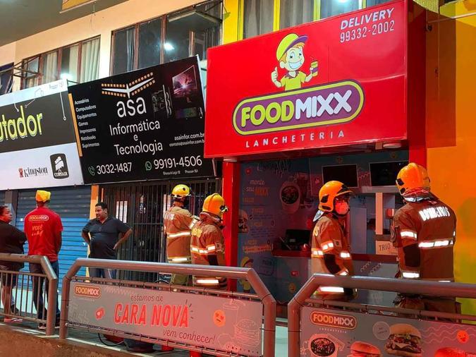 O proprietário tentava apagar as chamas quando o corpo de bombeiros chegou ao local(foto: Divulgação/CBMDF) O proprietário tentava apagar as chamas quando o corpo de bombeiros chegou ao local(foto: Divulgação/CBMDF)